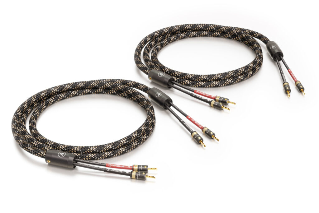 The SC-2 Silver Single-Wire speaker cable with banana plug from VIABLUE™ is made of high-quality, silver-plated copper with a cross-section of 2 x 4.0 mm² and is equipped with banana plugs for easy and secure connection to the speakers.