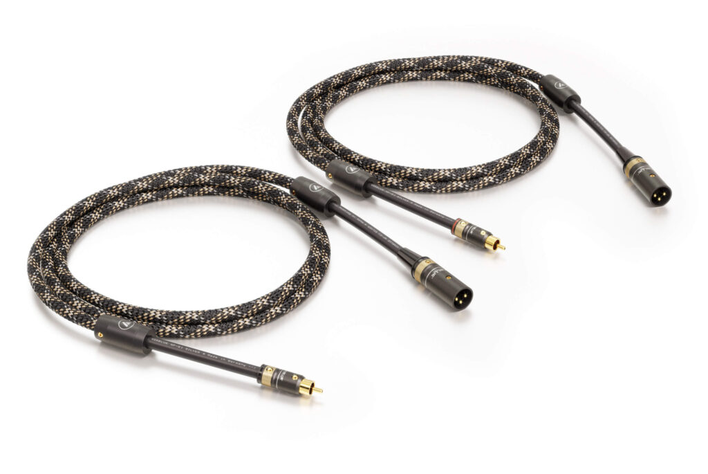 Das NF-S1 Silver Quattro Cinch-XLR-Kabel von VIABLUE™ ist ein hochwertiges analoges Audiokabel, das durch seine 4-fache Abschirmung und den Einsatz von hochreinem Silber für eine optimale Signalübertragung und geringe Verzerrungen sorgt.