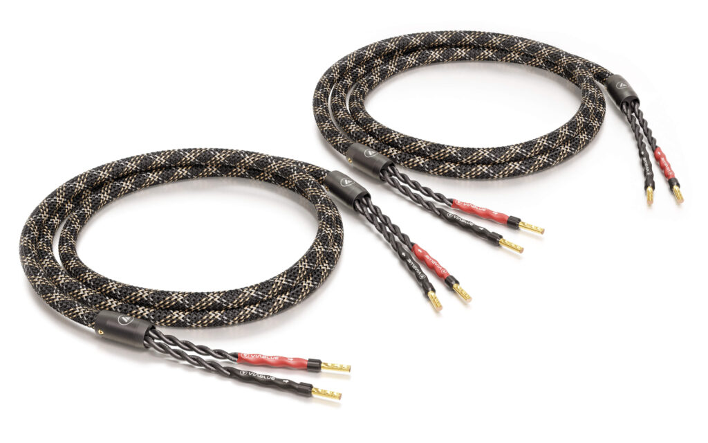 Das SC-4 Silver Single-Wire Lautsprecherkabel mit Aderendhülsen von VIABLUE™ ist ein hochwertiges und leistungsstarkes Kabel für den Anschluss von Lautsprechern.